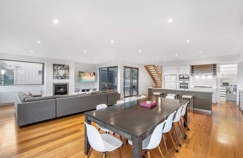 Torquay House | Gorgeous 5 Bedroom - Golf Course Views