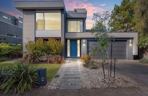 Torquay House | Gorgeous 5 Bedroom - Golf Course Views