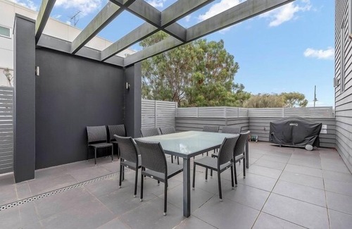 Torquay House | Gorgeous 5 Bedroom - Golf Course Views