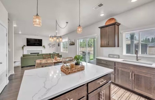 La Pine House | Gorgeous 5-bedroom house with game room in La Pine. Perfect for large groups