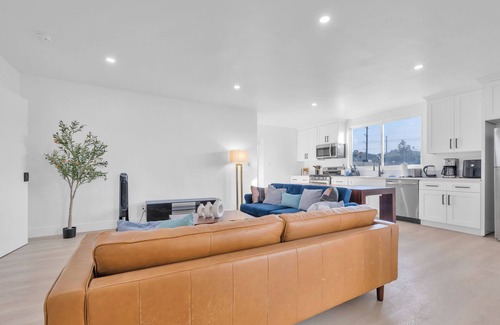 Cypress Park House | Gorgeous 5-bedroom Home - Arvia 2