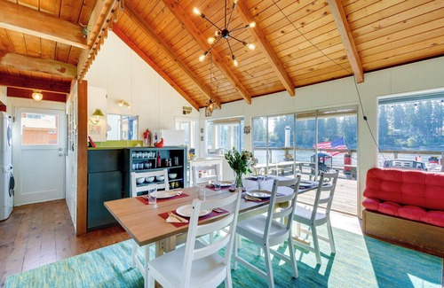 Allyn-Grapeview Cottage | Gorgeous Allyn Getaway - No-bank Waterfront!