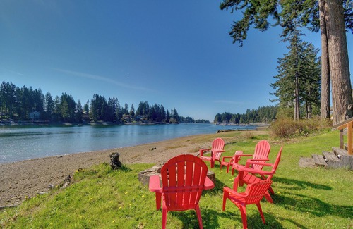 Allyn-Grapeview Cottage | Gorgeous Allyn Getaway - No-bank Waterfront!