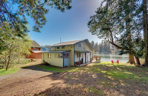 Allyn-Grapeview Cottage | Gorgeous Allyn Getaway - No-bank Waterfront!