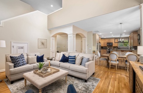 Bull Mountain House | Gorgeous and Comfortable, Pet Friendly, Huge Deck, Ping Pong, Game Room /w Consoles, Open Layout