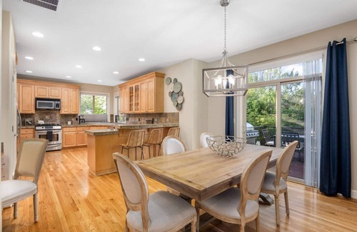 Bull Mountain House | Gorgeous and Comfortable, Pet Friendly, Huge Deck, Ping Pong, Game Room /w Consoles, Open Layout