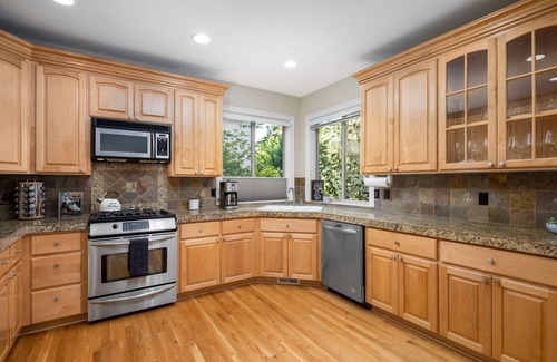 Bull Mountain House | Gorgeous and Comfortable, Pet Friendly, Huge Deck, Ping Pong, Game Room /w Consoles, Open Layout