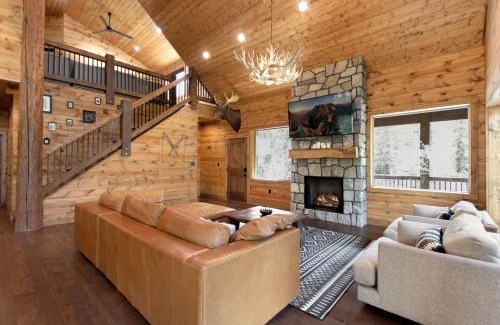 Duck Creek Village House | Gorgeous and Fully Equipped Cabin with Hot Tub in Duck Creek Village, Perfect for a Family Holiday in the Mountains