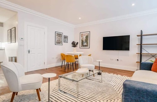 Soho Apartment | Gorgeous and Spacious Apartment in Soho