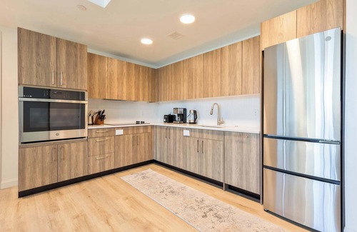Fenway–Kenmore Apartment | Gorgeous Apt with Kitchen and Gym