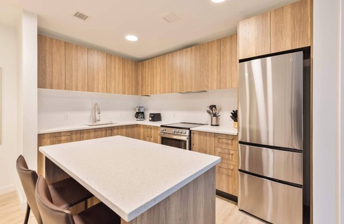 West Fens Apartment | Gorgeous Apt with Kitchen and Lounge
