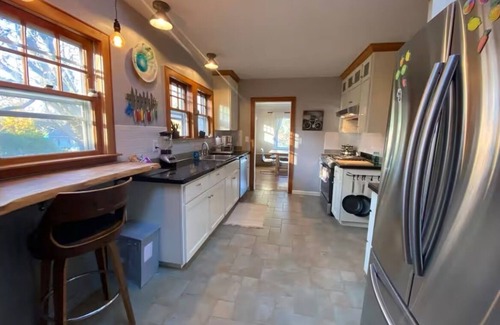 Maplewood House | Gorgeous Art Home. Family, pets, friends, welcome!