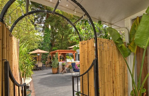 Santa Monica Canyon Apartment | Gorgeous Beach Canyon Guesthouse Steps to Santa Monica Beach