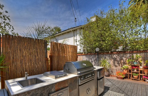 Santa Monica Canyon Apartment | Gorgeous Beach Canyon Guesthouse Steps to Santa Monica Beach