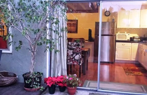 Santa Monica Canyon Apartment | Gorgeous Beach Canyon Guesthouse Steps to Santa Monica Beach