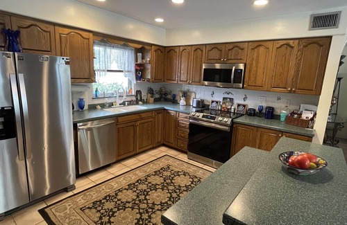 Largo House | Gorgeous Beach town-Tropical Private heated Pool & Tiki Lanai Close to Beaches!