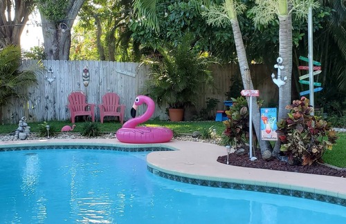 Largo House | Gorgeous Beach town-Tropical Private heated Pool & Tiki Lanai Close to Beaches!