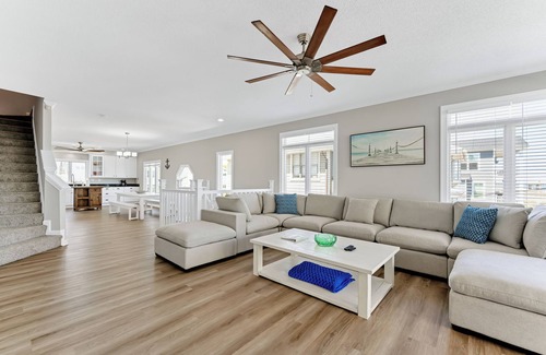 Chic's Beach House | Gorgeous Beach Views, quick walk to beach! Sleeps up to 10! 30 + day stays