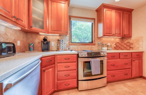 Gig Harbor House | Gorgeous beachfront house w/incredible Olympic Mountain views - dogs welcome