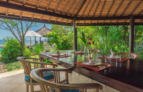 Dencarik Villa | Gorgeous beachfront villa Lovina