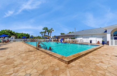 Holiday Isle Condo | Gorgeous beachview condo with shared pool, shopping and beach access