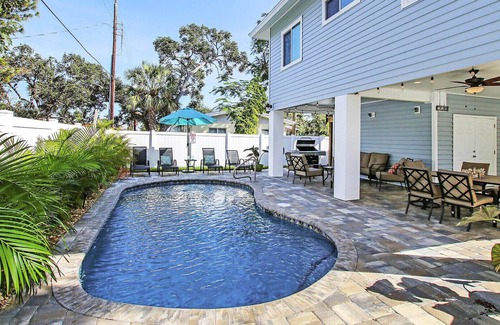 Mid Island House | Gorgeous Blue Lagoon. An oasis just 2 min walk from the beach.