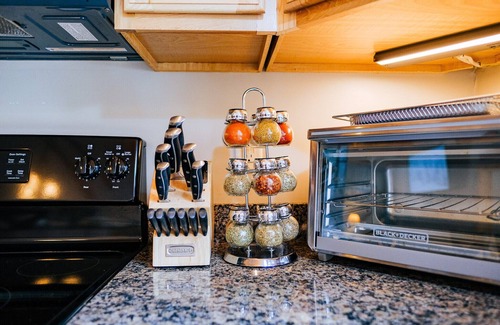 Bethel Cabin | GORGEOUS CABIN, 10 MINUTES FROM SUNDAY RIVER! CENTRAL AC! SAUNA+HOT TUB!