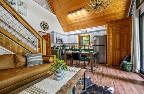 Black Bear Falls Cabin | Gorgeous Cabin 3mi to parkway. Hot tub*arcade*foos