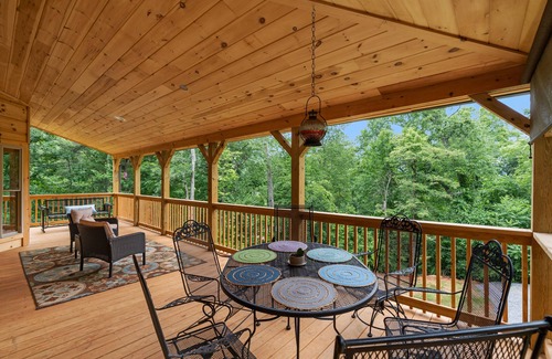 Swannanoa Cabin | Gorgeous CABIN! Huge Deck, Mountain Views,12 min to Dwtn AVL!