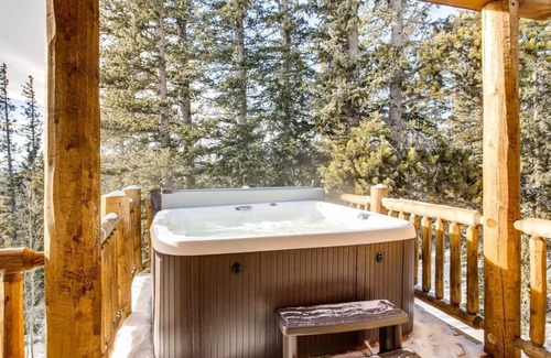 Valley of the Sun Cabin | Gorgeous Cabin with HOT TUB & AMAZING Views!