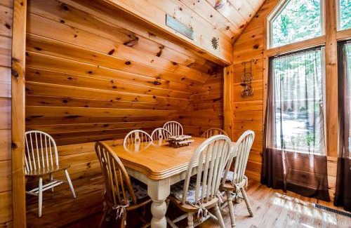 Helen House | Gorgeous Cabin with Pool Table, Fire Pit and Hot-tub in Cleveland, Georgia