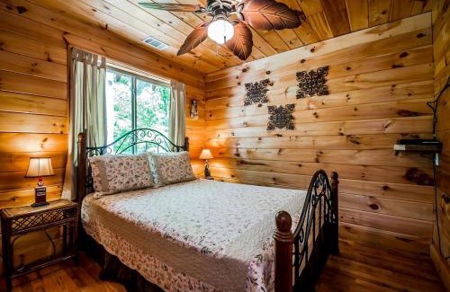 Helen House | Gorgeous Cabin with Pool Table, Fire Pit and Hot-tub in Cleveland, Georgia