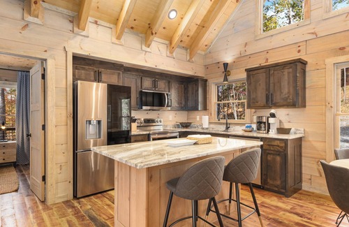 Cherry Log Cabin | Gorgeous CANOPY - Privacy, Views, Hot Tub, Fireplace, btwn Blue Ridge & Ellijay!