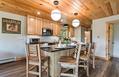 Bethel House | Gorgeous Chalet| Slps12| Hottub| Air Hockey| A/C!