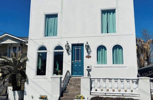 Broadmoor House | Gorgeous Chateau Belle in Uptown New Orleans