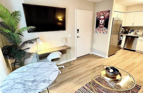 Chic's Beach House | Gorgeous Chics Beach Guesthouse Pet & Child Friendly. No Stairs, Private Parking