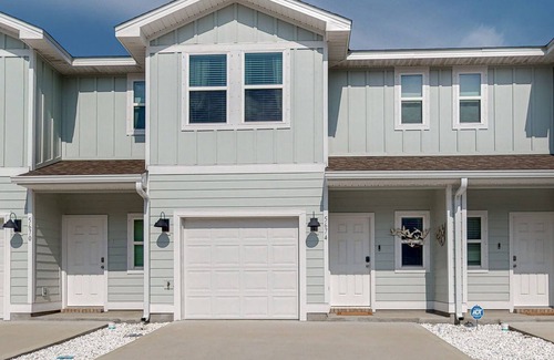Gulf Breeze House | Gorgeous coastal townhome with plenty of space and outdoor space