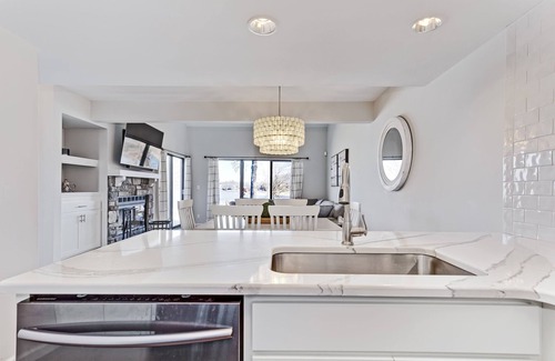 Innsbrook Condo | Gorgeous, Completely Remodeled, Waterfront Condo on Aspen Lake!