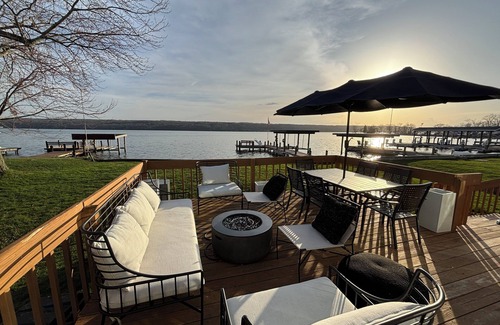 Lansing House | Gorgeous Completely Renovated Lakehouse, directly on lake. 20 mins to Cornell