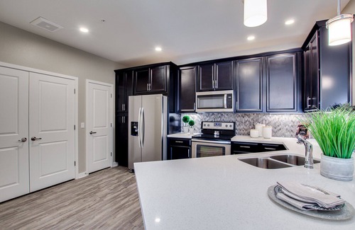 Chandler Condo | Gorgeous Condo Large Resort Pool & mountain views! 30 Night Min!