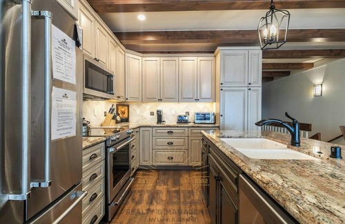 Incline Village Condo | Gorgeous Condo with Beach Access! (LA99945)