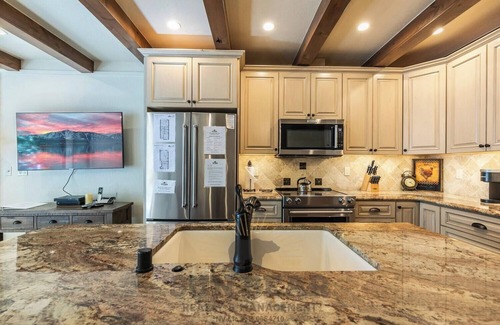 Incline Village Condo | Gorgeous Condo with Beach Access! (LA99945)