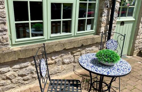 Tideswell House | Gorgeous Cozy Cottage with a heritage feel, walks, pubs & wood burner