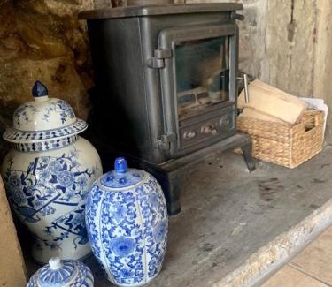 Tideswell House | Gorgeous Cozy Cottage with a heritage feel, walks, pubs & wood burner