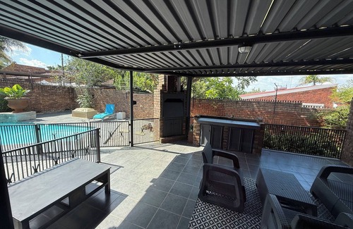 Moreleta Park House | Gorgeous cozy Modern interior 5-bed guesthouse with AC, pool, sauna in Pretoria