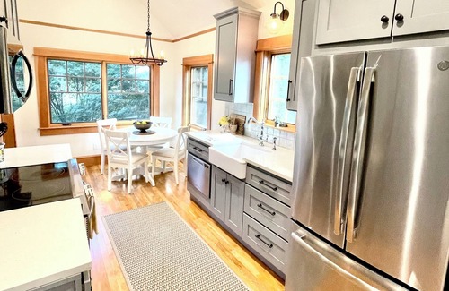 Sabin House | Gorgeous Craftsman Apt in Walkable Alberta Arts