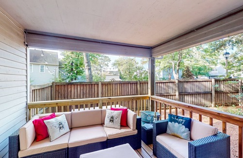 Annapolis House | Gorgeous dog-friendly retreat w/fireplace, patio, & firepit