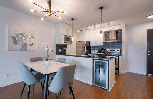 Crosstown Apartment | Gorgeous Downtown Unit + Parking