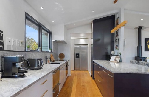 Glendowie House | Gorgeous Family Home | Fully Fenced & Toys