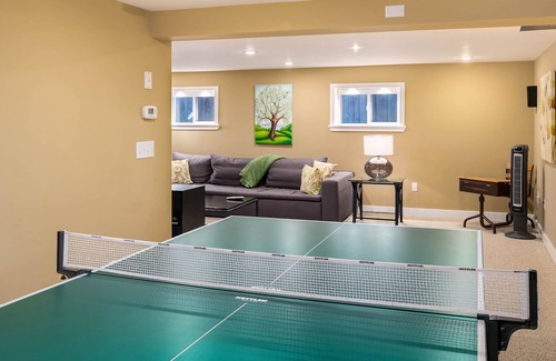 University District House | Gorgeous farmhouse near University of Washington with Ping-Pong, deck & grill